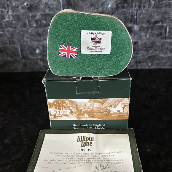 Original 1984 Lilliput Lane Holly Cottage Miniature. Original sticker attached. - Picture 5 of 6